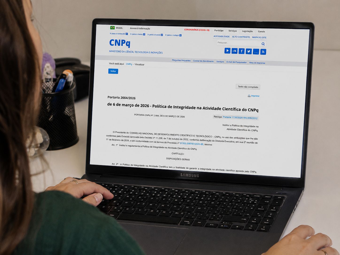 Novas regras exigem transparência no uso de Inteligência Artificial na pesquisa 